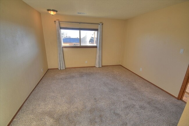 Building Photo - NE Heights Town Home