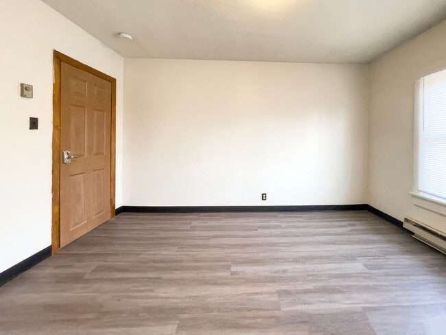 Building Photo - PRELEASING for AUGUST! Close to Campus