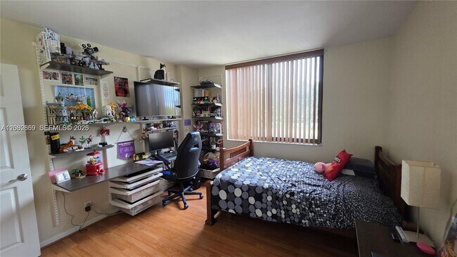 Building Photo - 901 Hillcrest Dr