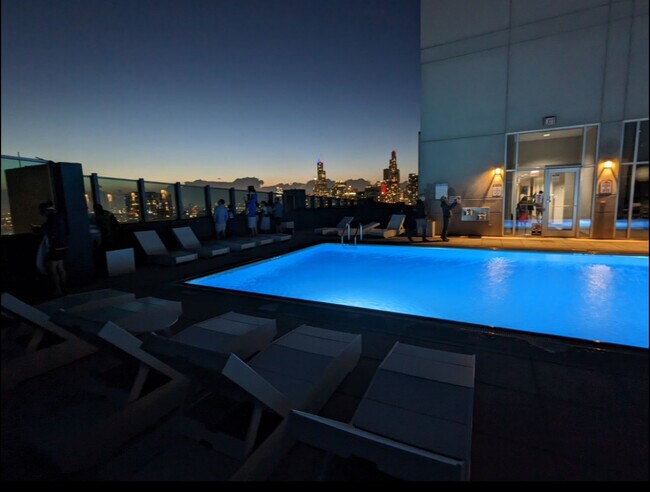 Building Photo - 1901 S Calumet Ave