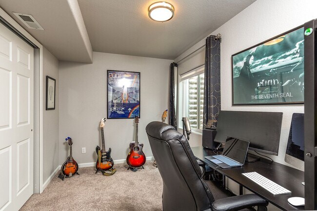 Building Photo - Evolve Real Estate: Available September 5 Newer 4 Bedroom Home with Finished Basement and Large Y...