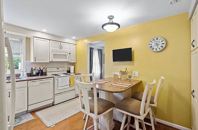 Building Photo - Charming Home! 4 Bedroom 2.5 Bathroom - Hopewell