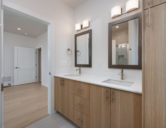Building Photo - Stunning 4 bed, 3 bath - Corner Lot