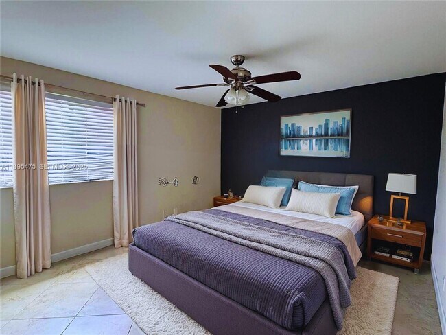 Building Photo - 2926 S University Dr