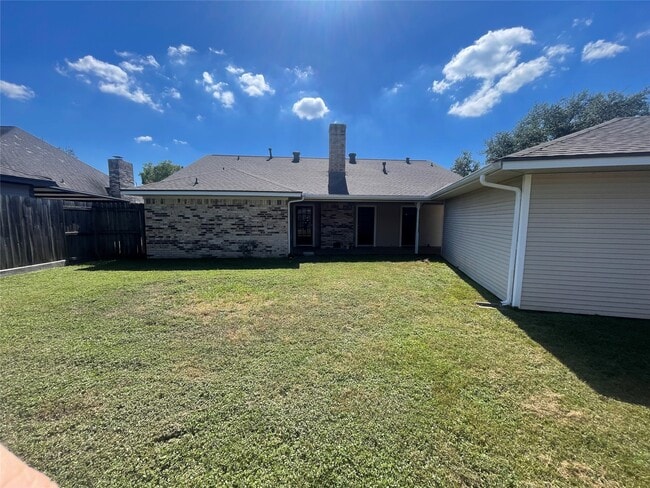 Building Photo - 302 Yorkshire Ct