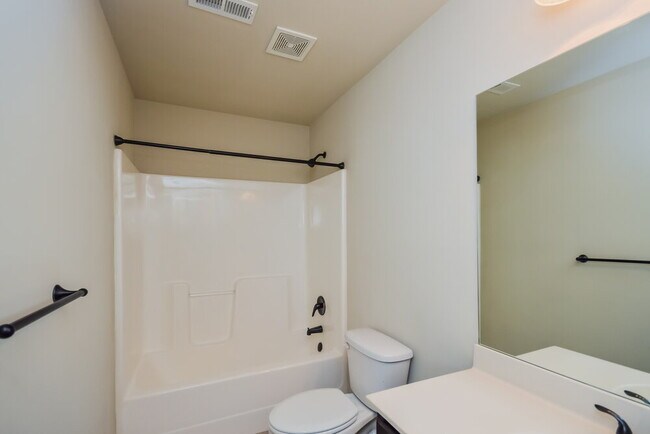 Building Photo - 590 Roland Manor Dr