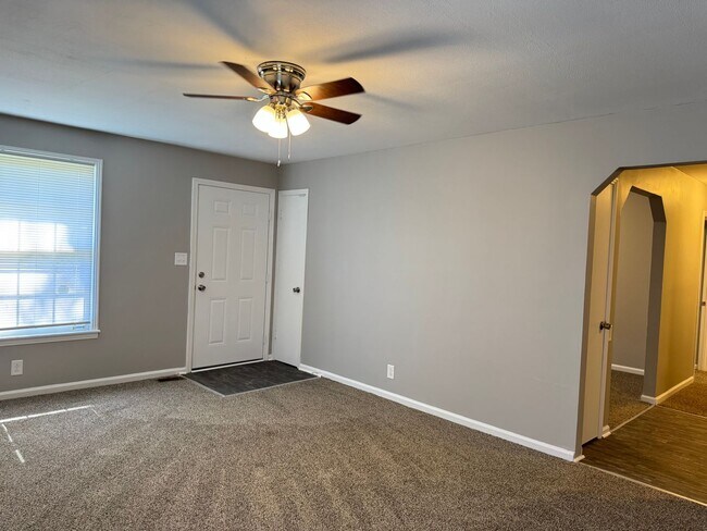 Building Photo - Great Location! 2 bed 1 bath off 101st!