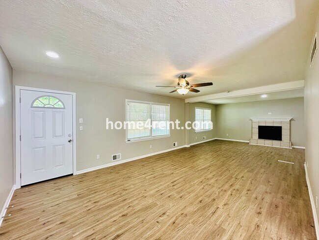 Building Photo - Like New, Ranch Style Home in Raytown - Wood Floors, Finished Basement, Fenced Yard!
