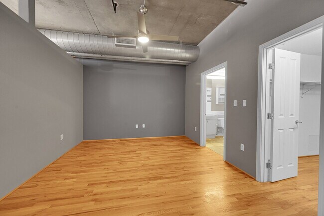 Building Photo - $2,595.00, 1 bed, 1.5. bath located in Denver