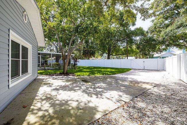 Building Photo - Updated Beach Park Home