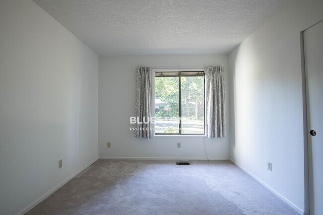 Building Photo - Sweet 3 bedroom 2 bath home in Beaverton available now!