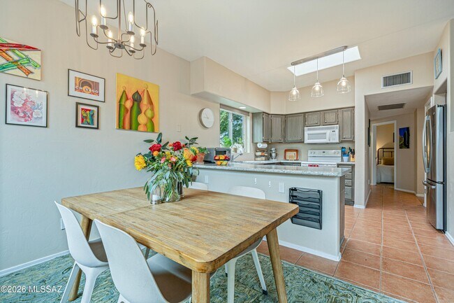 Building Photo - 6486 N Sun Bluff Dr