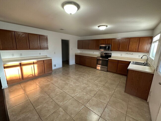 Building Photo - Beautiful Home in Stone Oak!