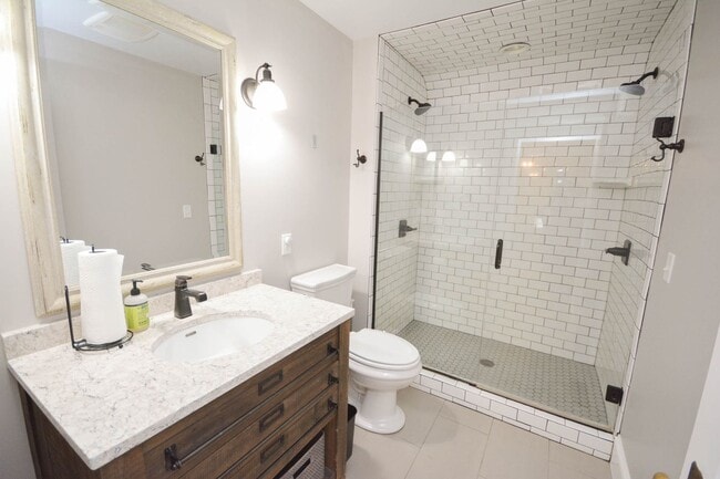 Building Photo - Gorgeous home with classic details in the ...