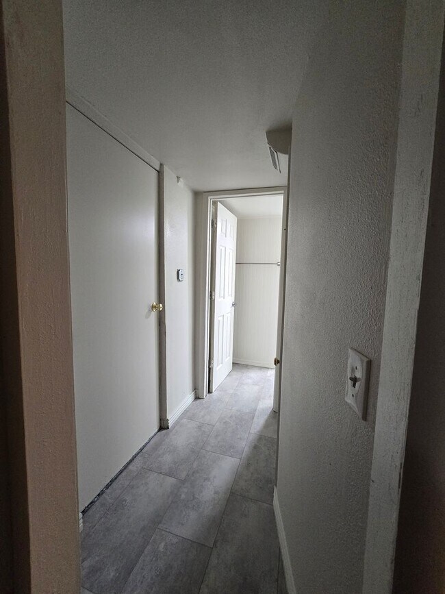 Building Photo - 1403 12th St W