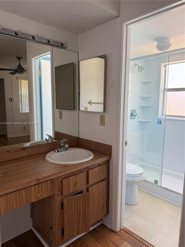 Building Photo - 9906 Twin Lakes Dr