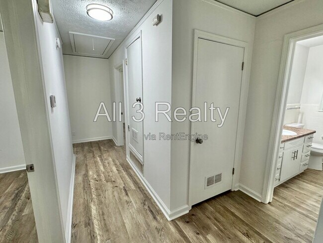 Building Photo - 2557 Woodley Rd