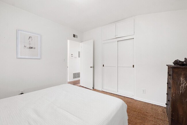 Building Photo - Fully Furnished: Mid-Century w/views of Griffith Observatory in the Hollywood Hills!