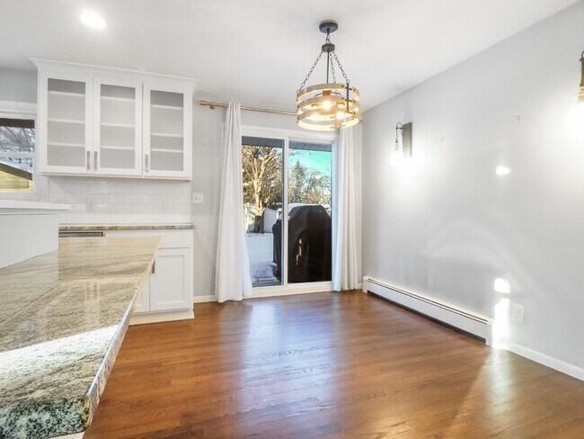 Building Photo - Open and Updated 2-Bed Home with Granite & Hardwood  in Arden Hills!"