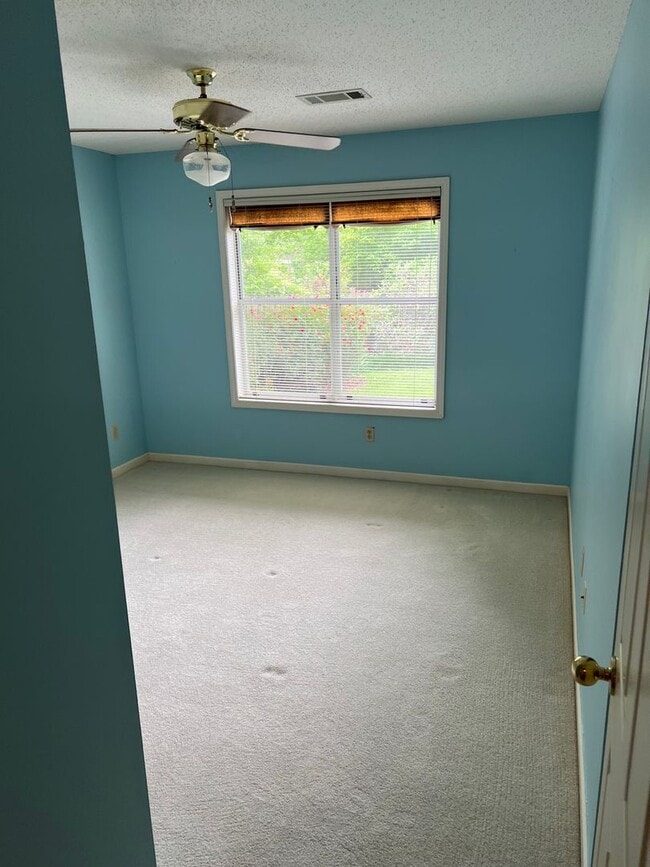 Building Photo - Nice 3 Bedroom 2 Bath Available Now! Schedule your Showing and Apply Today!