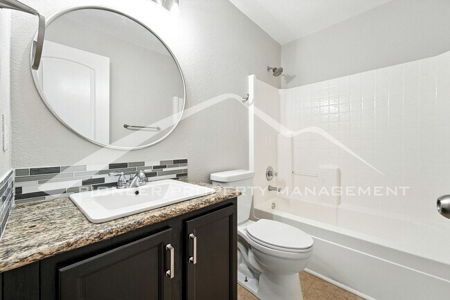 Building Photo - Spacious Home with Washer/Dryer and Centra...