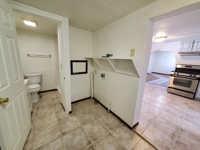 Building Photo - 515 S O'Leary St