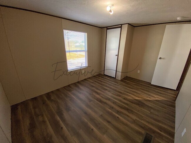 Building Photo - 2 Bedroom Mobile Home For Rent in Sulphur