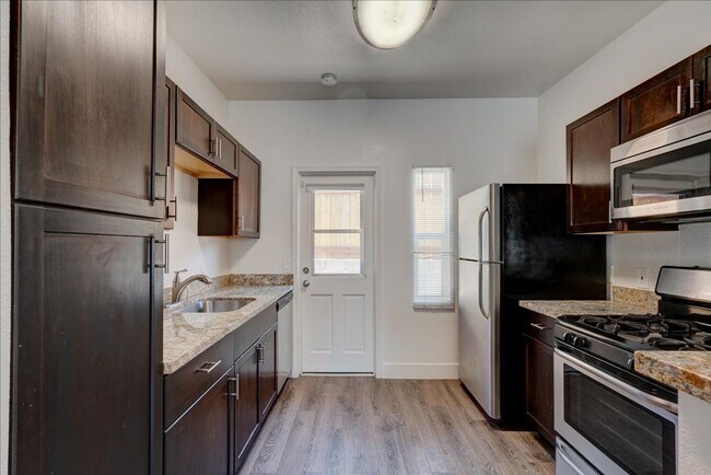 Building Photo - Golden Hill 2 Bed / 1 Bath/ 2 Parking Spac...