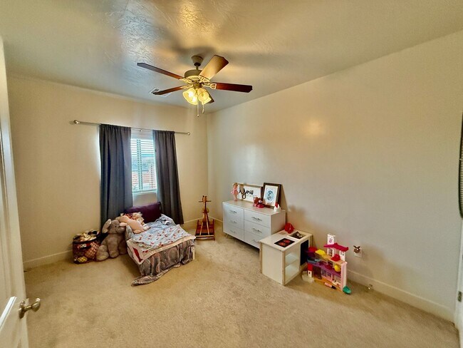 Building Photo - Lovely Pet Friendly 3-BR + Office in Sage Canyon