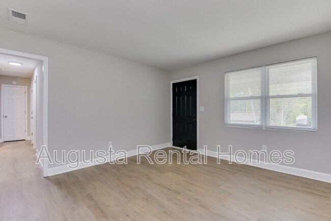 Building Photo - 3416 Kensington Dr N