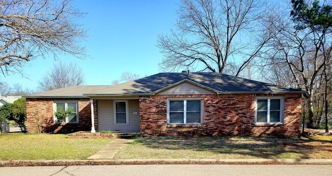 Building Photo - 1224 W Beech St