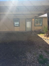 Building Photo - Spacious 2 bedroom 1 Bath apartment- Close...