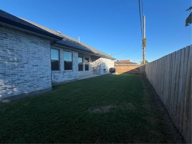 Building Photo - 2148 Pirate Dr