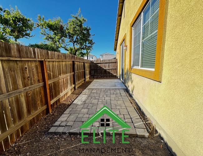 Building Photo - Beautiful 3 Bedroom, 2 Bath Home in Desira...