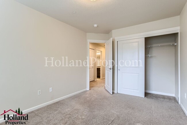 Building Photo - Charming 3-Bedroom Townhome in Prime Hills...