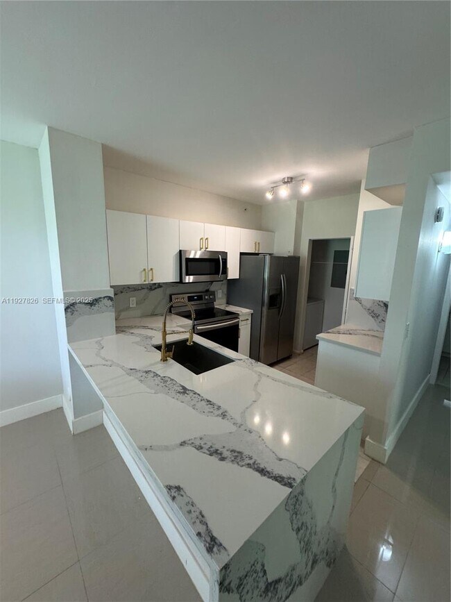 Primary Photo - 8000 N Nob Hill Rd