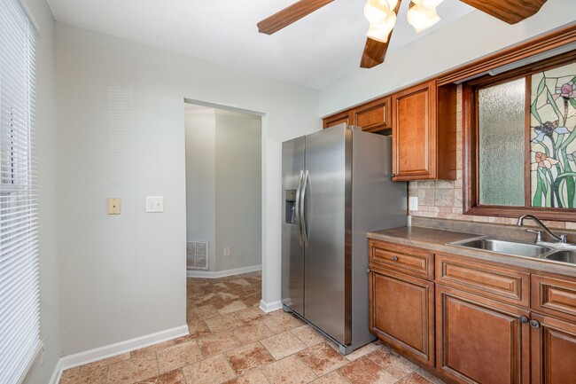 Building Photo - 311 E Montcastle Dr