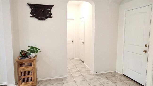 Building Photo - 402 Parrot Tulip View