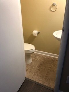 Building Photo - Large 2 Bedroom 1.5 Townhome