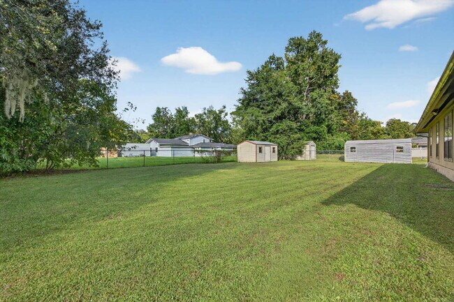 Building Photo - Spacious 3BR Home with Fireplace, Garage & Private Yard