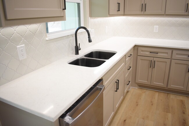 Building Photo - 2713 Sullivan Dr