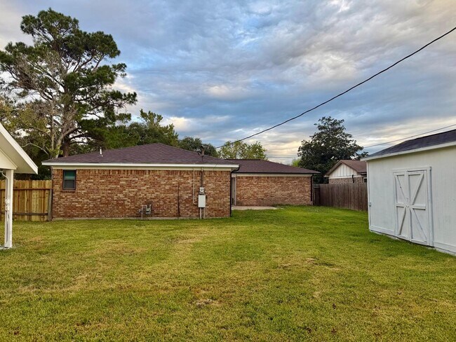 Building Photo - 620 Circle Way