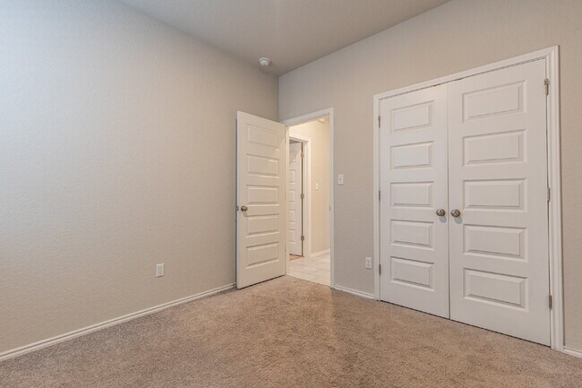 Building Photo - 10110 Jardin Verde