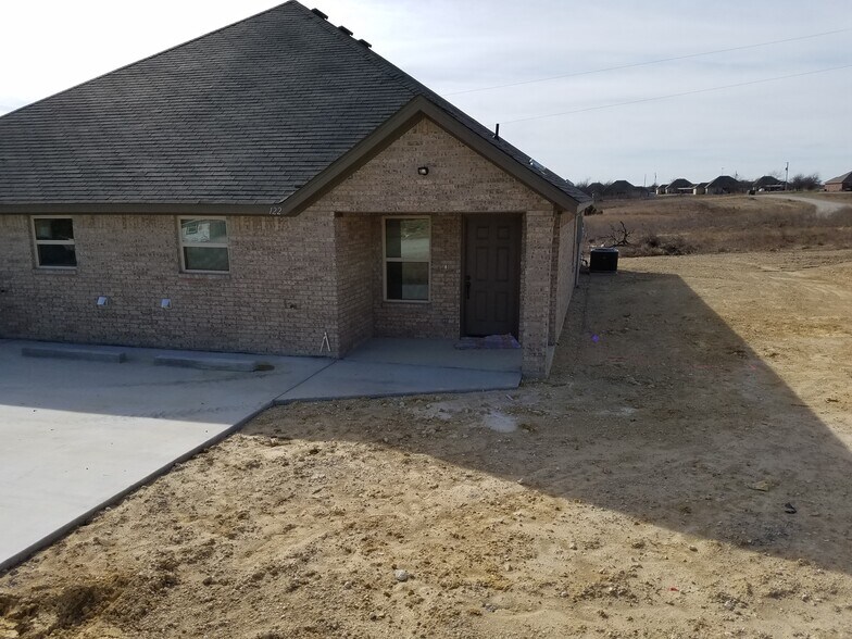 Building Photo - 105 Crossfire Ct