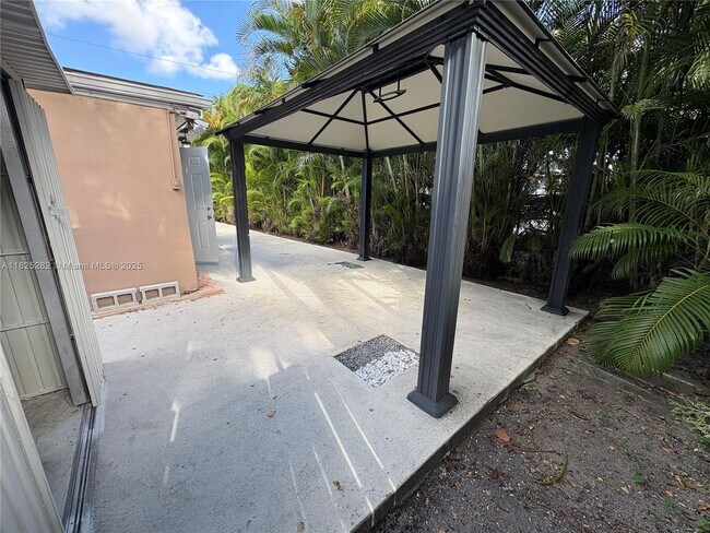 Building Photo - 936 SW 68th Ave