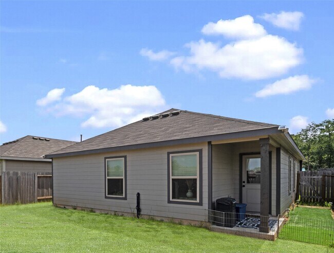 Building Photo - 14346 High Hl Dr