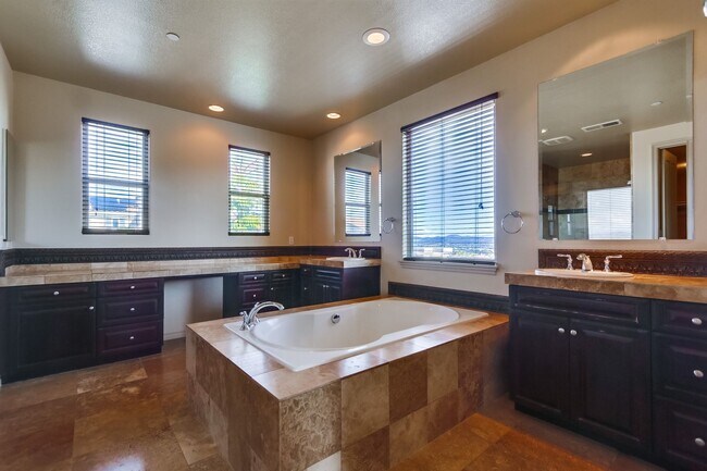 Building Photo - Beautiful 4 bedroom, 4.5 bathroom Home in the Varadero Community