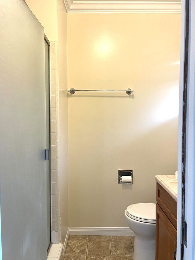 Building Photo - 437