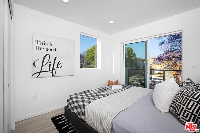 Building Photo - 945 N Oxford Ave