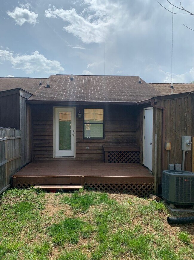 Building Photo - 2582 Townhouse St